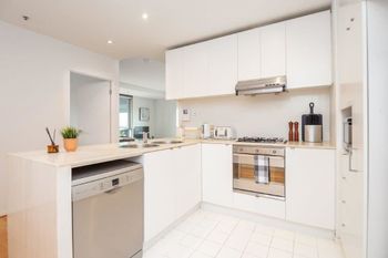 Melbourne City Apartment With Parking - Accommodation Sunshine Coast 3