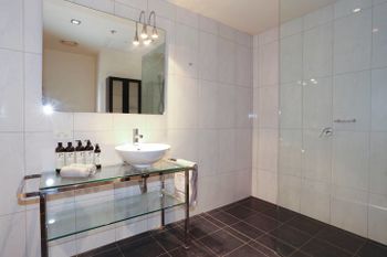 2 Beds 2 Baths FREE Car Park. Behind State Library - Accommodation Sunshine Coast 5