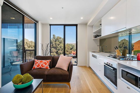 BRUNSWICK Stylish Space With Parking + Netflix - Accommodation Sunshine Coast 0