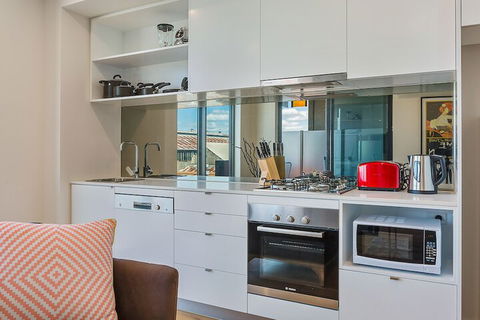 BRUNSWICK Stylish Space With Parking + Netflix - Accommodation Sunshine Coast 6