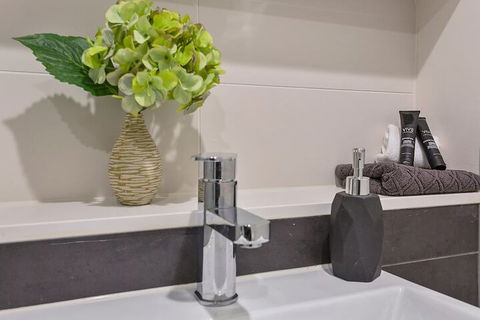 BRUNSWICK Stylish Space With Parking + Netflix - Accommodation Sunshine Coast 2