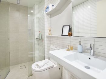 Elegant High Rise Apartment With An Unforgettable View - Accommodation Sunshine Coast 2