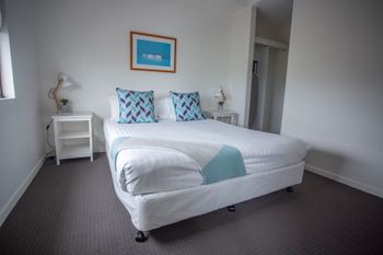 Watt Street 1 BR Apartment W Ocean Views - Accommodation Sunshine Coast 3