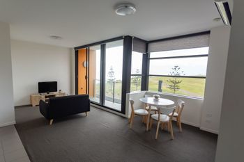 Watt Street 1 BR Apartment W Ocean Views - Accommodation Sunshine Coast 4
