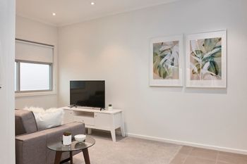 Open & Flowy 1 Bedroom Apartment In Chadstone - Accommodation Sunshine Coast 3