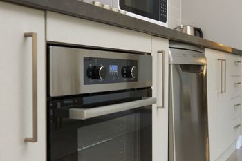 Spacious & Bright 1 Bedroom Apartment - Accommodation Sunshine Coast 3