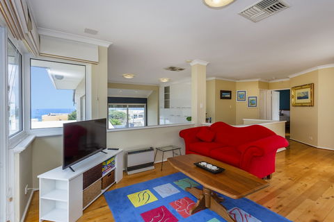 Scarborough Seaview Loft - Accommodation Sunshine Coast 5