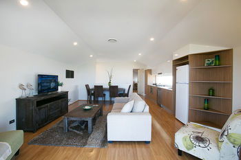 Caves Beachside Hotel - Accommodation Sunshine Coast 5