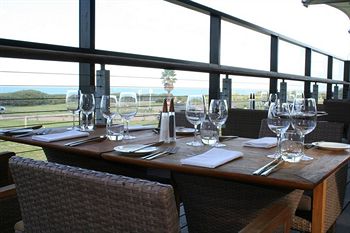 Caves Beachside Hotel - Accommodation Sunshine Coast 3