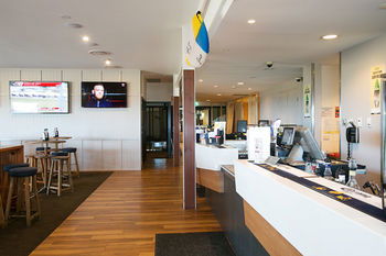 Caves Beachside Hotel - Accommodation Sunshine Coast 2