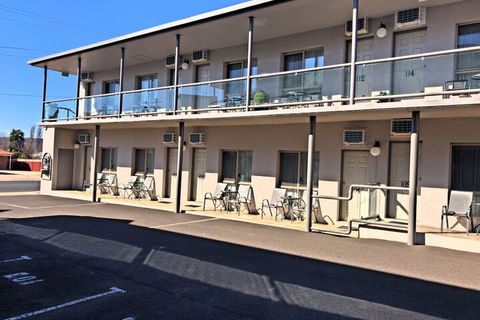 New England Motor Inn - Accommodation Sunshine Coast 2
