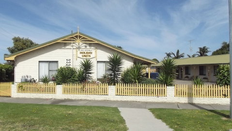 Lakes Entrance Holiday Units - Accommodation Sunshine Coast 0