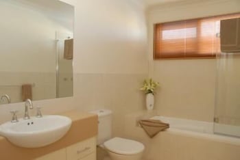 The Lakes Apartments - Accommodation Sunshine Coast 3