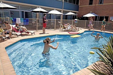 Coffs Harbour YHA Hostel / Backpackers - Accommodation Sunshine Coast 3