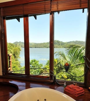 Secrets On The Lake - Accommodation Sunshine Coast 6