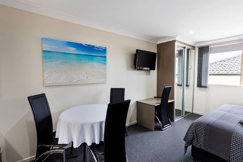Dolphin Shores - Accommodation Sunshine Coast 4