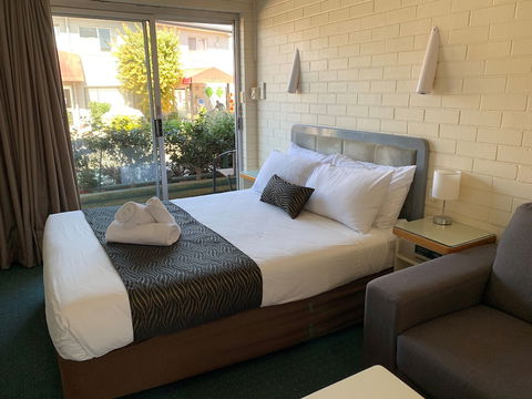 Crest Motor Inn - Accommodation Sunshine Coast 2