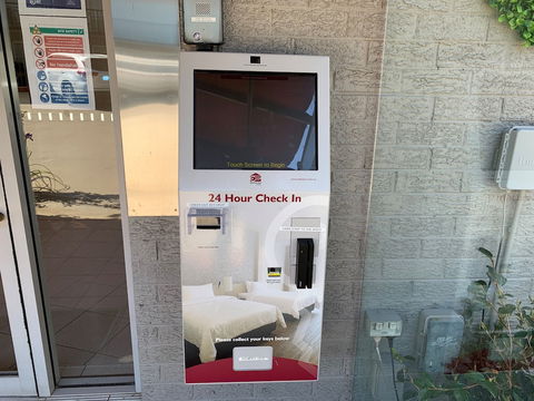 Crest Motor Inn - Accommodation Sunshine Coast 0