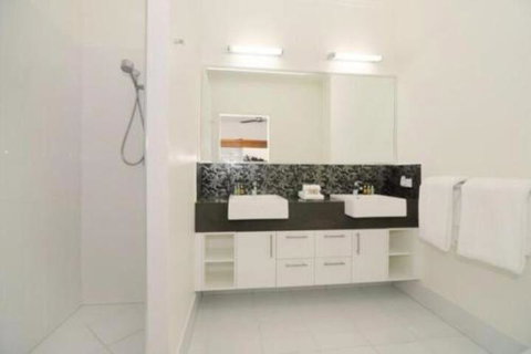 4 Cascade House Luxury Holiday Home - Accommodation Sunshine Coast 2