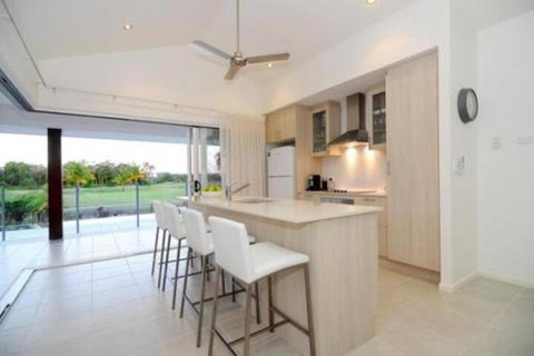 4 Cascade House Luxury Holiday Home - Accommodation Sunshine Coast 3