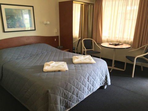 Town & Country Motel - Accommodation Sunshine Coast 0
