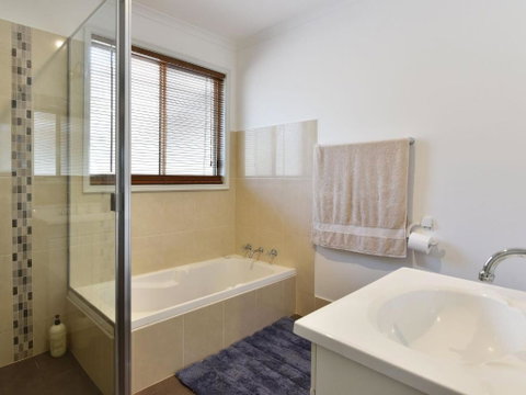 Kangaroo Cottage Cute Accom In Bushland Setting - Accommodation Sunshine Coast 6