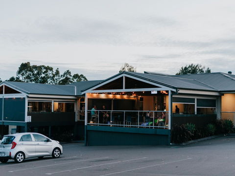 The George Tavern Greenhills - Accommodation Sunshine Coast 1