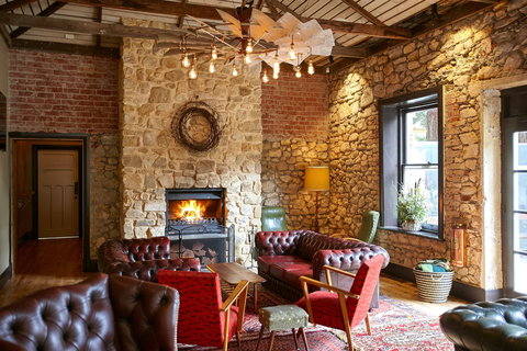 The Uraidla Hotel - Accommodation Sunshine Coast 2