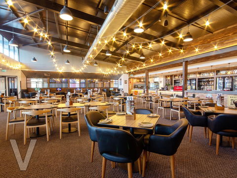 V Hotel - Accommodation Sunshine Coast 1