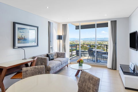 Meriton Suites Broadbeach - Accommodation Sunshine Coast 2