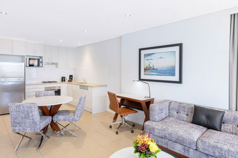 Meriton Suites Broadbeach - Accommodation Sunshine Coast 3