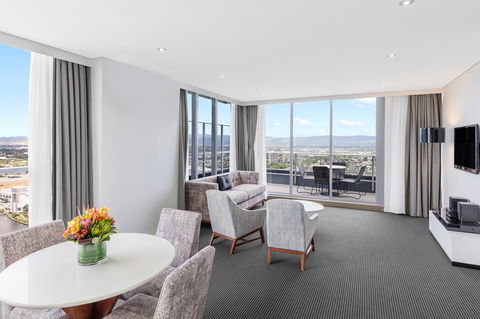 Meriton Suites Broadbeach - Accommodation Sunshine Coast 5