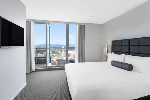 Meriton Suites Broadbeach - Accommodation Sunshine Coast 6