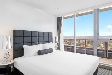 Meriton Suites Broadbeach - Accommodation Sunshine Coast 7