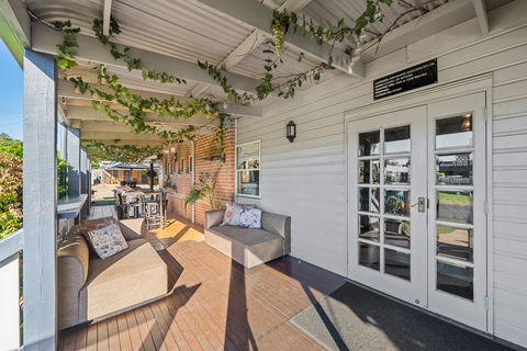 Ambassador On Ruthven Motel - Accommodation Sunshine Coast 1