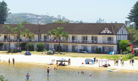 The Clan Lakeside Lodge - Accommodation Sunshine Coast 0