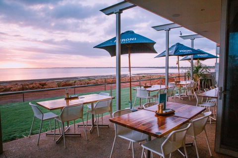 Onslow Beach Resort - Accommodation Sunshine Coast 3