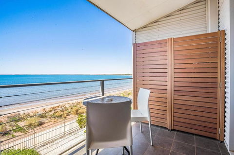 Onslow Beach Resort - Accommodation Sunshine Coast 13