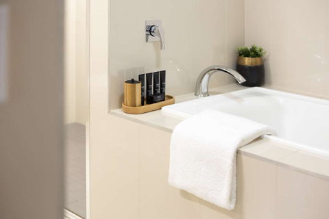 H on Smith Hotel - Accommodation Sunshine Coast 3