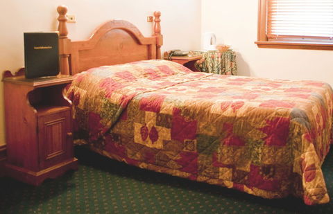 O'Malleys Hotel - Accommodation Sunshine Coast 1