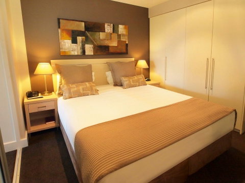 Oaks Pier Plaza - Accommodation Sunshine Coast 2