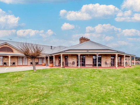 The Bowen Inn Motel - Accommodation Sunshine Coast 0