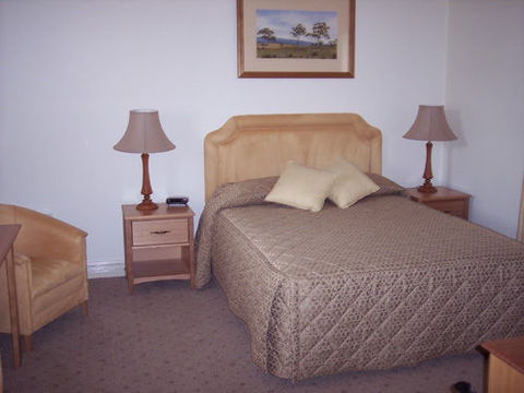 Ross Motel & Caravan Park - Accommodation Sunshine Coast 1
