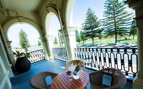 Largs Pier Hotel - Accommodation Sunshine Coast 2