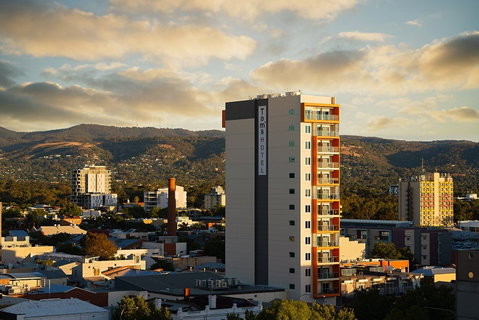 Tom's Court Hotel - Accommodation Sunshine Coast 1