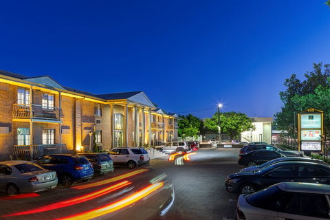 Adelaide Inn - Accommodation Sunshine Coast 0
