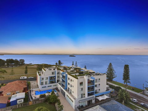Lakeside Waterfront Apartment The Entrance - Accommodation Sunshine Coast 16