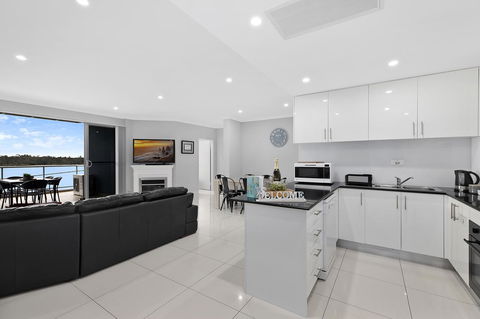 Lakeside Waterfront Apartment The Entrance - Accommodation Sunshine Coast 3