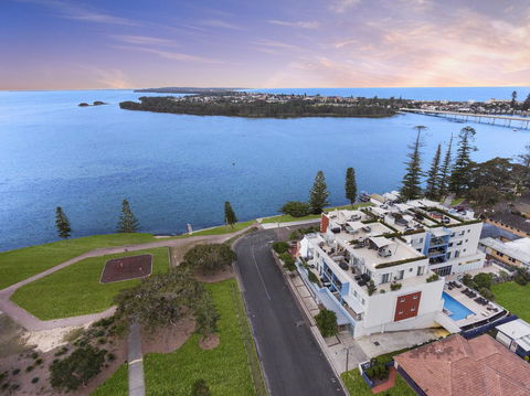 Lakeside Waterfront Apartment The Entrance - Accommodation Sunshine Coast 17