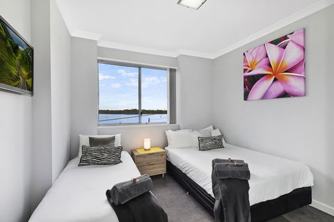 Lakeside Waterfront Apartment The Entrance - Accommodation Sunshine Coast 10